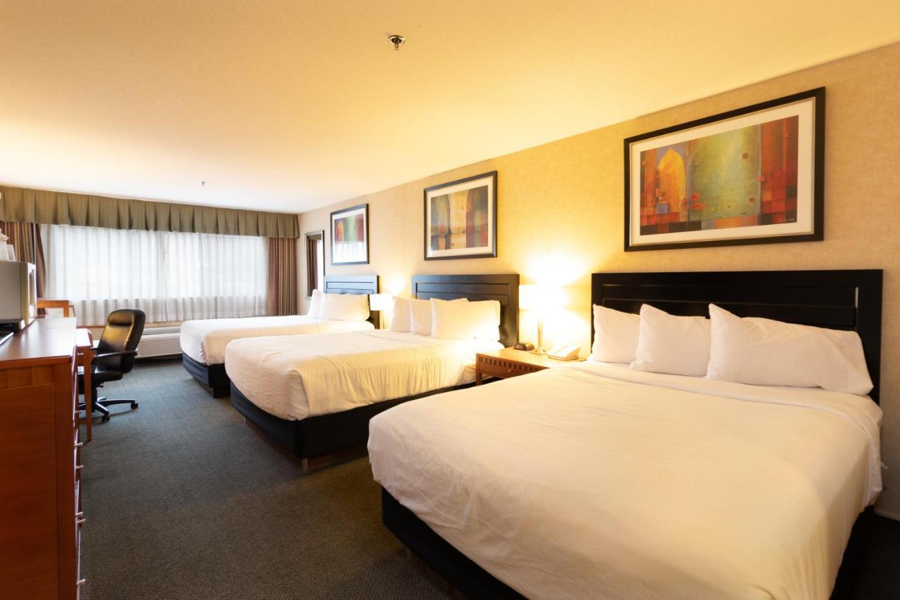 Hotel Kelowna & Conference Centre Екстер'єр фото