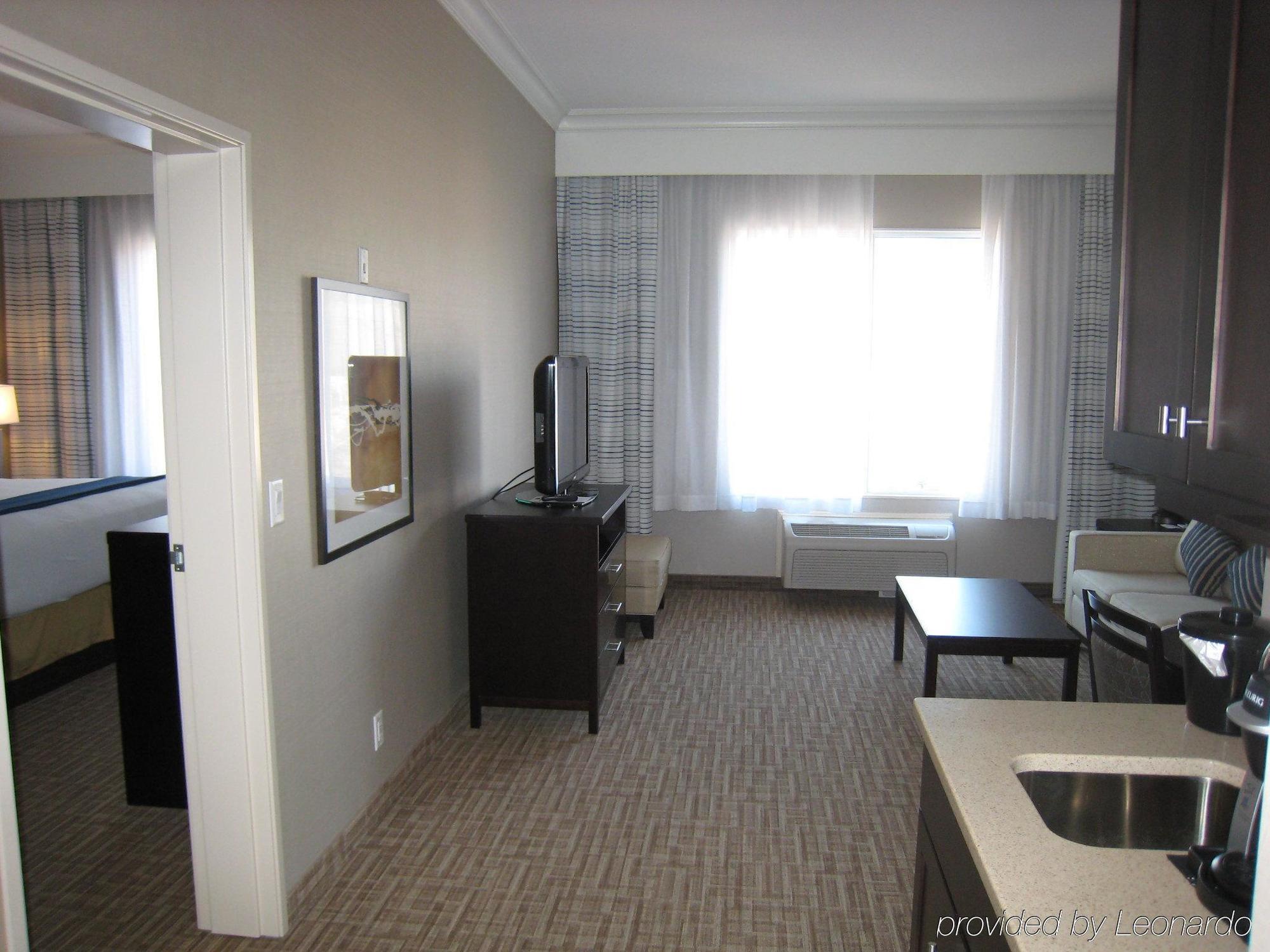 Hotel Kelowna & Conference Centre Екстер'єр фото