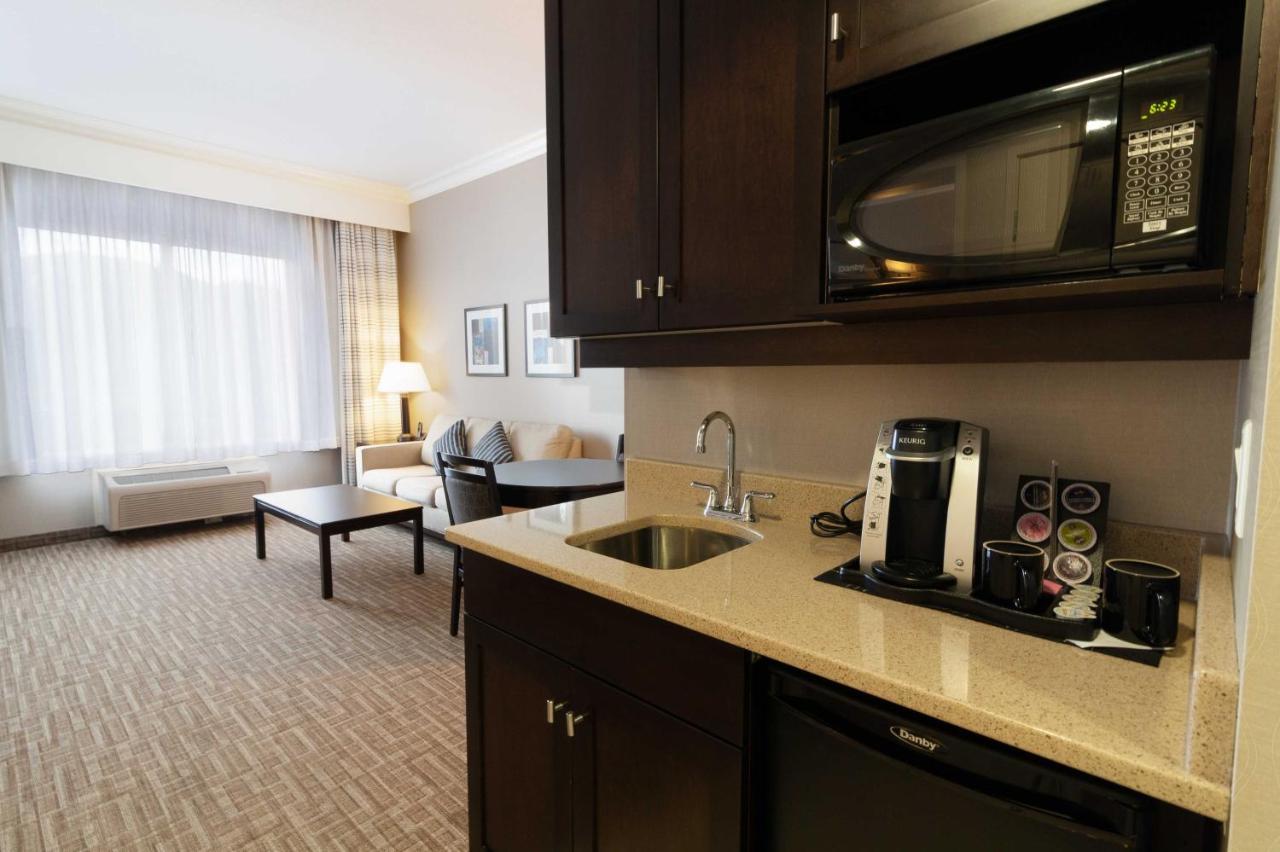 Hotel Kelowna & Conference Centre Екстер'єр фото