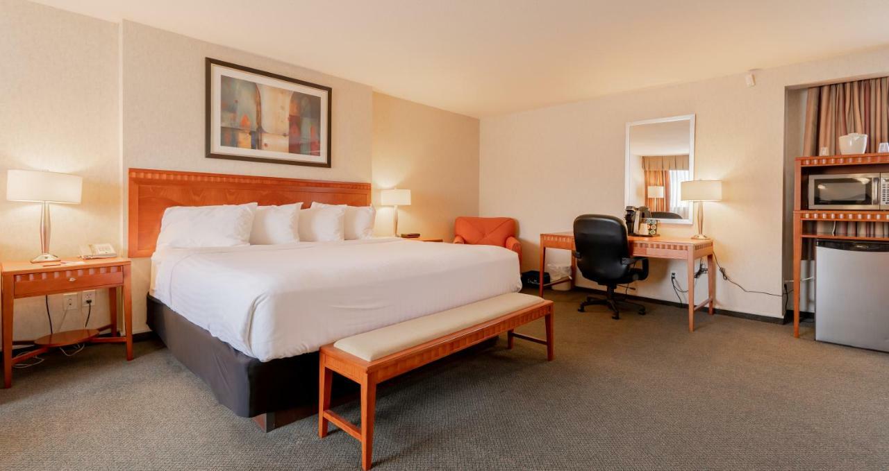 Hotel Kelowna & Conference Centre Екстер'єр фото
