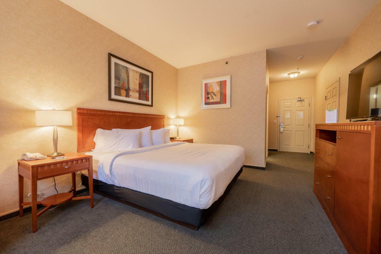 Hotel Kelowna & Conference Centre Екстер'єр фото