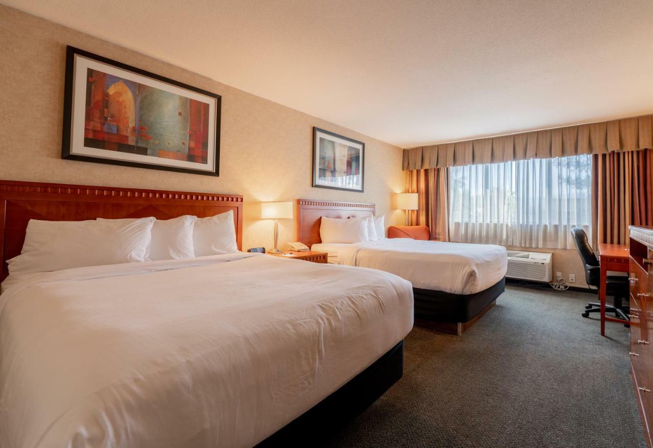 Hotel Kelowna & Conference Centre Екстер'єр фото