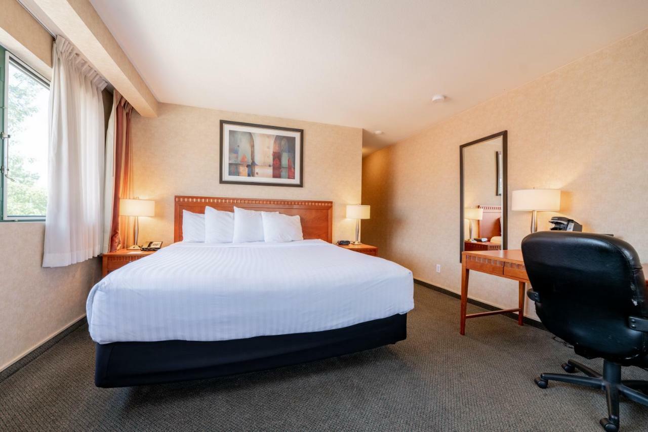 Hotel Kelowna & Conference Centre Екстер'єр фото