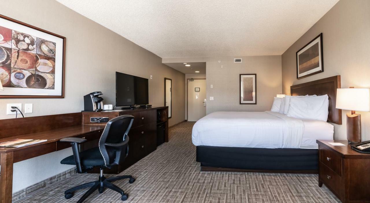 Hotel Kelowna & Conference Centre Екстер'єр фото