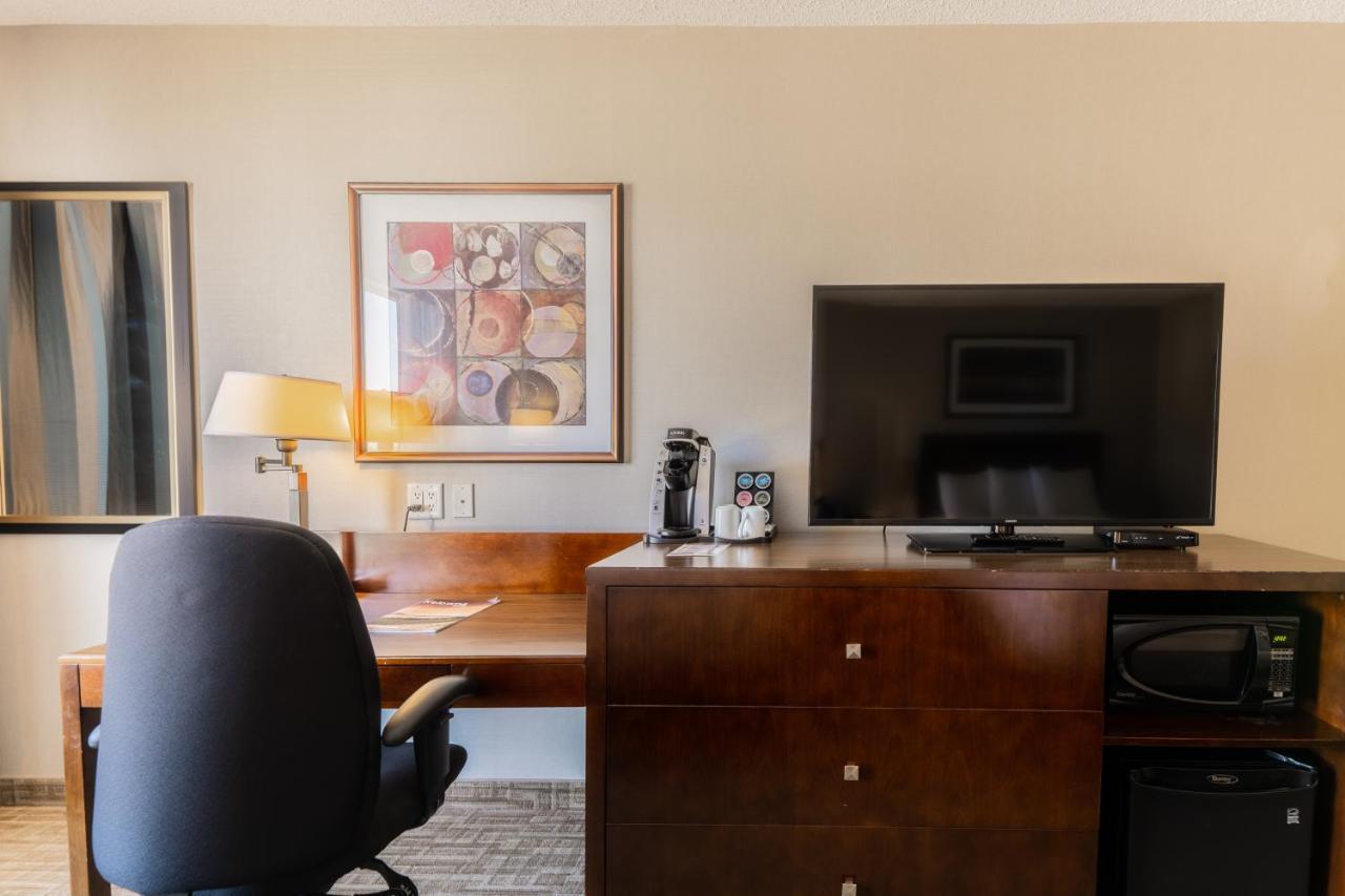 Hotel Kelowna & Conference Centre Екстер'єр фото